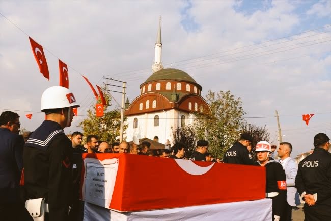Gül gibi toprağa düşenler, 
gül olup açarlar yeniden.

#ŞehitTeğmenKamuranAblak