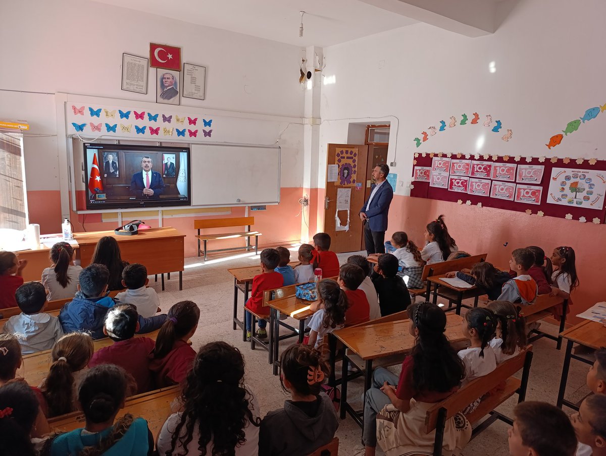 İlk ders saatimizde, Cumhuriyetin kuruluş destanını konu alan "Cumhuriyete Doğru" tiyatro oyunundan çekilen görüntülerin sinematografik kurgusundan oluşan 🎬"Dersimiz Cumhuriyete Doğru" isimli filmi, öğrencilerimizle birlikte izledik.

🇹🇷🇹🇷🇹🇷🇹🇷🇹🇷🇹🇷🇹🇷🇹🇷🇹🇷

#29EkimCumhuriyetBayramı