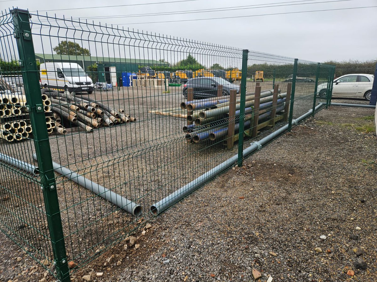 MetaFence's tweet image. YARD FENCING
Metafence Pro V Mesh fencing installed in Maidenhead area.
Whether used for compound separation or as the site boundary itself, our modular welded mesh system is the ideal cost effective solution.
#compoundfencing #wirefencing #vmesh #boundaryfence #steel