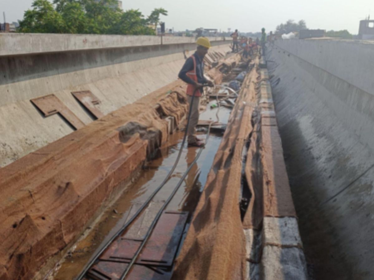 psuconnect's tweet image. IRCON completes ballastless track installation in tunnel for Sivok-Rangpo rail project

Read more-👇 
psuconnect.in/news/ircon-com… 

#IRCON #SivokRangpo #RailProject #TunnelT14 #BallastlessTrack #InfrastructureDevelopment #SikkimRailway #ConstructionAchievements