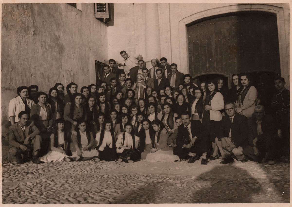 Fa uns dies celebràvem Sant Antoni Maria Claret, patró dels teixidors. Aquí veiem els treballadors de la fàbrica de teixits Sedó, de #laRieradeGaià el dia de la festa del patró, a principis dels #anys50. Fotografia: Ma Teresa Sumoy.