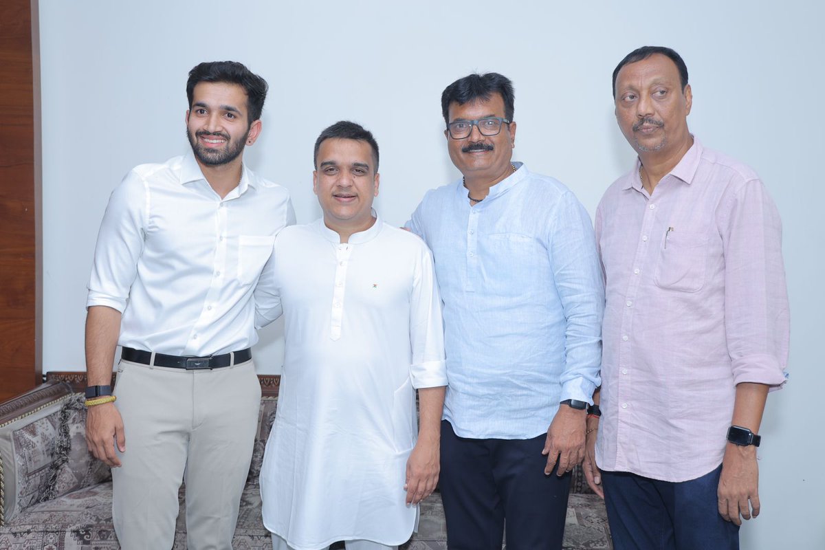 ManojManchho's tweet photo. આજ રોજ વડાપ્રધાન શ્રી નરેન્દ્રભાઈ મોદી સાહેબજી ના આગમન પહેલા ગુજરાત રાજ્યના યુવા ગૃહમંત્રી શ્રી હષૅભાઈ સંઘવી જી મારા ઘરે પધાર્યા અને પરિવારના સભ્યો ને મળ્યા. https://t.co/u5yrS4kE4d