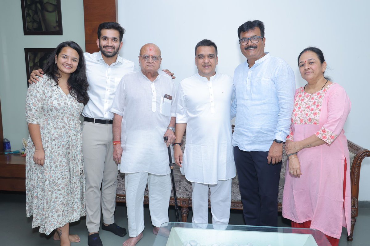 ManojManchho's tweet photo. આજ રોજ વડાપ્રધાન શ્રી નરેન્દ્રભાઈ મોદી સાહેબજી ના આગમન પહેલા ગુજરાત રાજ્યના યુવા ગૃહમંત્રી શ્રી હષૅભાઈ સંઘવી જી મારા ઘરે પધાર્યા અને પરિવારના સભ્યો ને મળ્યા. https://t.co/u5yrS4kE4d