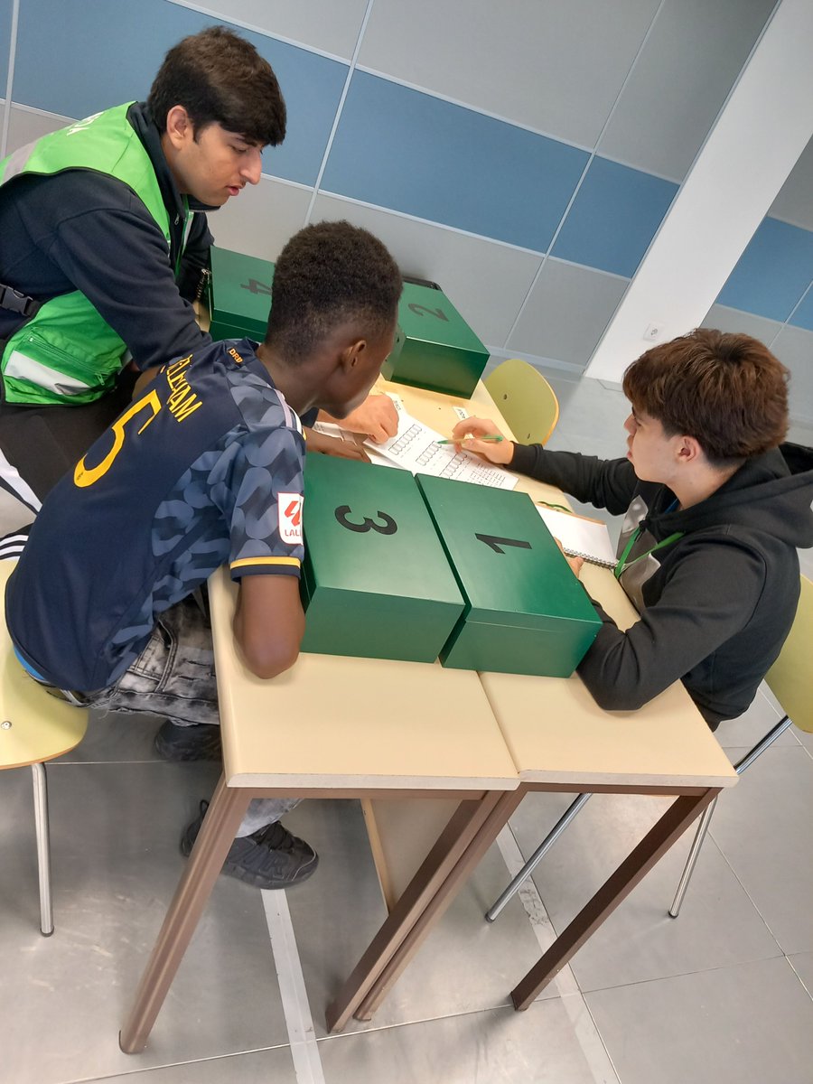 El alumnado de FP Básica del IES Pablo Serrano <a href="/IesPablo/">IES PABLO SERRANO</a>, de #Zaragoza, participó en el #EscapeRoom 'La hora de oro' organizado por #JPT #Zaragoza. En esta actividad los menores deben organizarse en equipos y salvar la vida a la víctima de un #SiniestroVial. 👏👏🏅