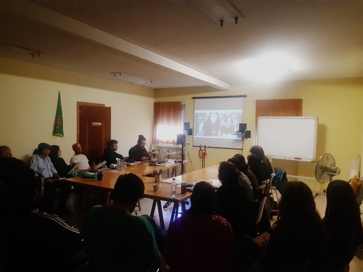 Educapopucomu's tweet photo. El miércoles 23oct. estuvimos en el Ateneo Libertario de Villaverde con la sesión «A la revolución por la cultura»: ateneos y pedagogía libertaria. Charlamos con Paco Cuevas Noa y con lxs compas de Escuela Libre Paideia. Tb sentipensamos un fragmentito de "Vivir la Utopía"... https://t.co/2sqOUmHTAk