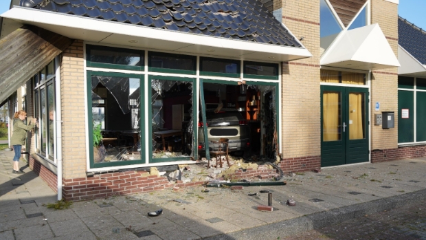 FOTO’S: Enorme schade nadat auto restaurant binnenrijdt in Zwaag -  rodi.nl/hoorn/l/416901