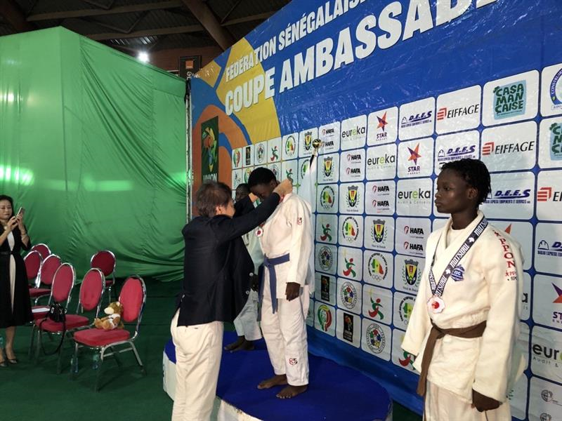 JapanEmbSenegal's tweet photo. Le 26 octobre, l'Amb IZAWA a félicité les participants de la 31e Coupe d’Ambassadeurs de Judo pour leur bonne performance remis des médailles aux vainqueurs.
26日、伊澤大使は第31回柔道日本大使杯に参加し、参加者の健闘を称えました。さらに入賞者へメダルの授与を行いました。 https://t.co/tjZuqOS0iS