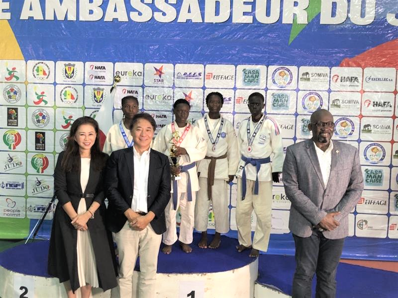 JapanEmbSenegal's tweet photo. Le 26 octobre, l'Amb IZAWA a félicité les participants de la 31e Coupe d’Ambassadeurs de Judo pour leur bonne performance remis des médailles aux vainqueurs.
26日、伊澤大使は第31回柔道日本大使杯に参加し、参加者の健闘を称えました。さらに入賞者へメダルの授与を行いました。 https://t.co/tjZuqOS0iS