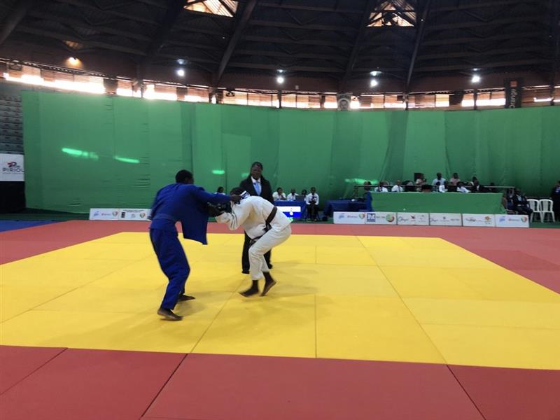 JapanEmbSenegal's tweet photo. Le 26 octobre, l'Amb IZAWA a félicité les participants de la 31e Coupe d’Ambassadeurs de Judo pour leur bonne performance remis des médailles aux vainqueurs.
26日、伊澤大使は第31回柔道日本大使杯に参加し、参加者の健闘を称えました。さらに入賞者へメダルの授与を行いました。 https://t.co/tjZuqOS0iS
