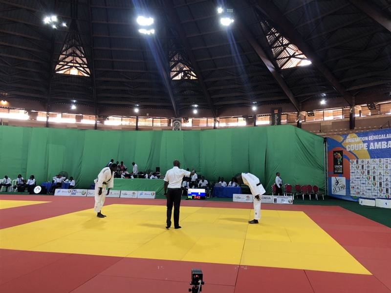 JapanEmbSenegal's tweet photo. Le 26 octobre, l'Amb IZAWA a félicité les participants de la 31e Coupe d’Ambassadeurs de Judo pour leur bonne performance remis des médailles aux vainqueurs.
26日、伊澤大使は第31回柔道日本大使杯に参加し、参加者の健闘を称えました。さらに入賞者へメダルの授与を行いました。 https://t.co/tjZuqOS0iS