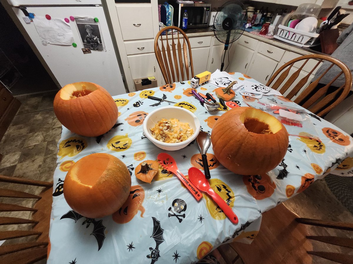 BrianneS201's tweet photo. Carving pumpkins 🎃🎃🎃 https://t.co/oFx78SQN4g