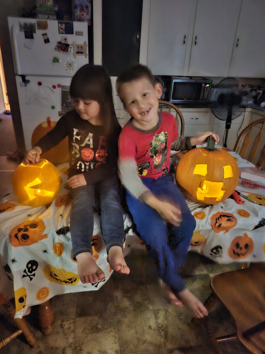 BrianneS201's tweet photo. Carving pumpkins 🎃🎃🎃 https://t.co/oFx78SQN4g
