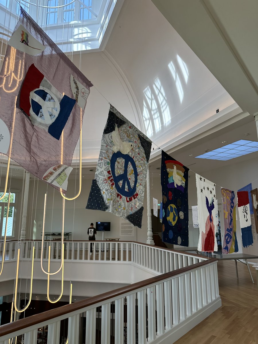 MuseumArnhem's tweet photo. In september hebben 400 leerlingen @Dorenweerdcol meegedaan aan een project over vrijheid, op school én in het museum. Het resultaat: 80 kunstwerken die nu ook te bekijken zijn in 'Museum Arnhem in oorlogstijd'. T/m 27-10 gratis te zien in De Koepel: https://t.co/iTUFjdNP5Z https://t.co/soIGKeLVBx