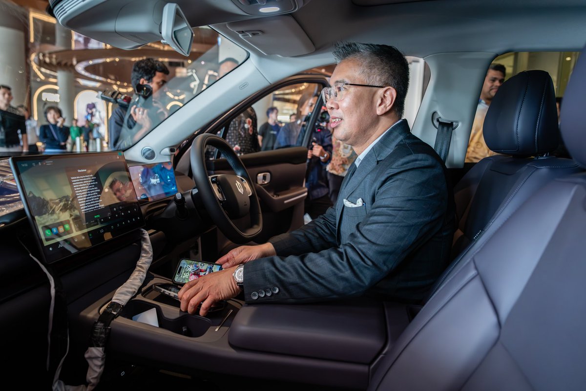 tzafrul_aziz's tweet photo. Keputusan Stelantis menjadikan Malaysia sebagai pasaran pertama di Asia Tenggara untuk EV Leapmotor C10 menunjukkan keyakinan pemain global terhadap peranan negara kita sebagai hab untuk kenderaan EV.

Hari ini, industri automotif kekal sebagai tonggak penting pertumbuhan ekonomi Malaysia, menyumbang 4%-5% kepada KDNK negara kita setiap tahun, dan menyokong lebih 700,000 pekerjaan.

6,617 kenderaan bateri elektrik telah dijual pada separuh pertama 2024, lonjakan ketara 112% berbanding separuh pertama 2023. Pencapaian ini membawa kita lebih dekat kepada sasaran agar EV menyumbang 20% daripada jumlah volum industri (TIV) menjelang 2030.

Bagaimana pula dengan ekosistem EV? Sehingga 30 September 2024, lebih 3,171 stesen pengecas telah dipasang di seluruh negara, di mana 813 daripadanya adalah pengecas pantas DC. Insya-Allah, kita akan dapat mencapai matlamat 10,000 stesen pengecasan menjelang akhir 2025.

#EV #MITI #PemacuPotensiGlobal #TZA