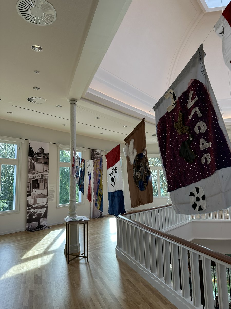 MuseumArnhem's tweet photo. In september hebben 400 leerlingen @Dorenweerdcol meegedaan aan een project over vrijheid, op school én in het museum. Het resultaat: 80 kunstwerken die nu ook te bekijken zijn in 'Museum Arnhem in oorlogstijd'. T/m 27-10 gratis te zien in De Koepel: https://t.co/iTUFjdNP5Z https://t.co/soIGKeLVBx