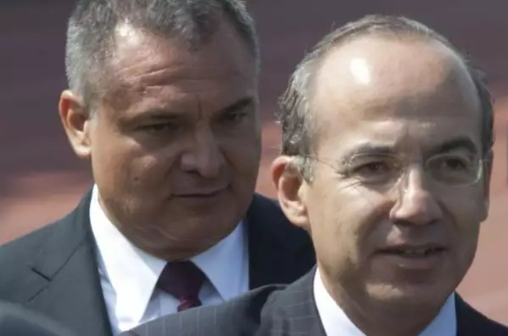 #SiguesTúCalderón 
🚨 Hoy al brazo derecho y Secretario de Seguridad de @felipecalderon le darán cadena perpetua por ayudar y ser parte del Cartel de Sinaloa. Y claro que Calderón sabía.

NARCO PANISTA el que no use ni de RT a #SiguesTúCalderón...