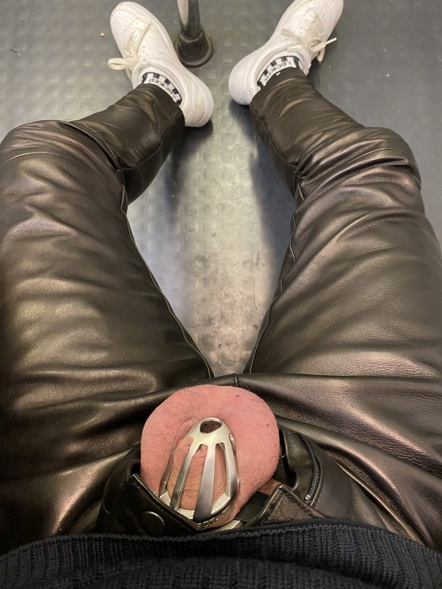 FalkoSub's tweet photo. Day #16 #Locktober
Day #0️⃣8️⃣7️⃣locked par @PMaster_fr
Month#1️⃣1️⃣ de dressage. Le doute subsiste pour son renouvellement. Quand Master vas t’il lever le supsens? 🤔@gayChastityRTs #bdsmcommunity
@bon4chastity @ChastitypigRTS #cagechek #gayslavetraining #lockedboy @sk8erboy_com https://t.co/n7QV7JXNkt