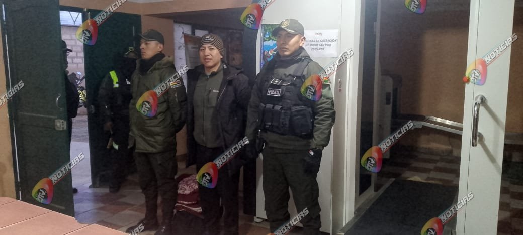 aropealejandra's tweet photo. #deÚltimo| Marco #Pumari, salió en un operativo realizado en el penal de Cantumarca para ser #trasladado a su audiencia de #juicio oral por el caso #Golpe, dónde es procesado por el delito de Terrorismo. https://t.co/H2is1Pu679