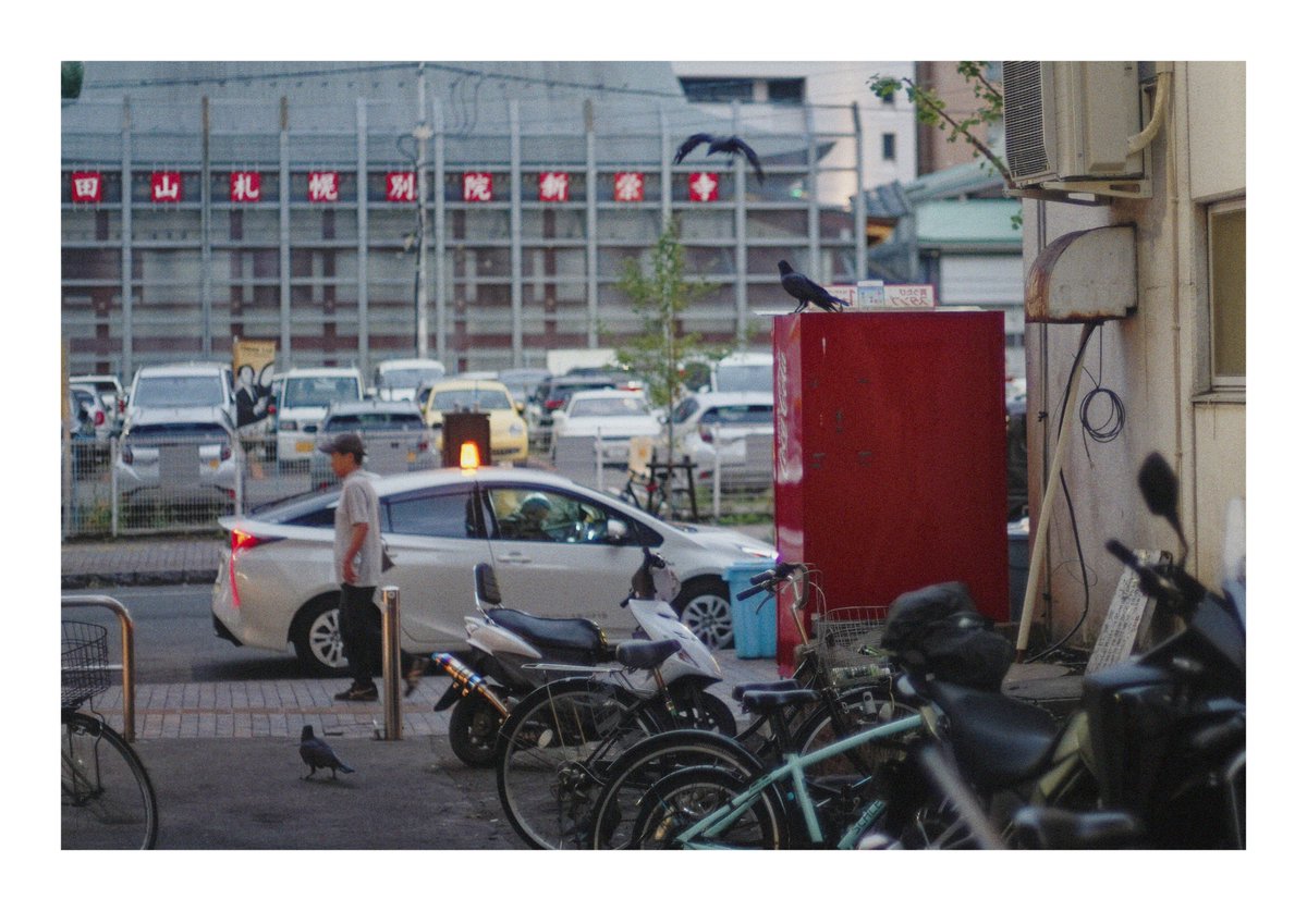 cameraisthere's tweet photo. 夏のすすきの、AM4～5時。 NOKTON 50mm F1.1 / a7c2 https://t.co/eSyyEOj5tQ