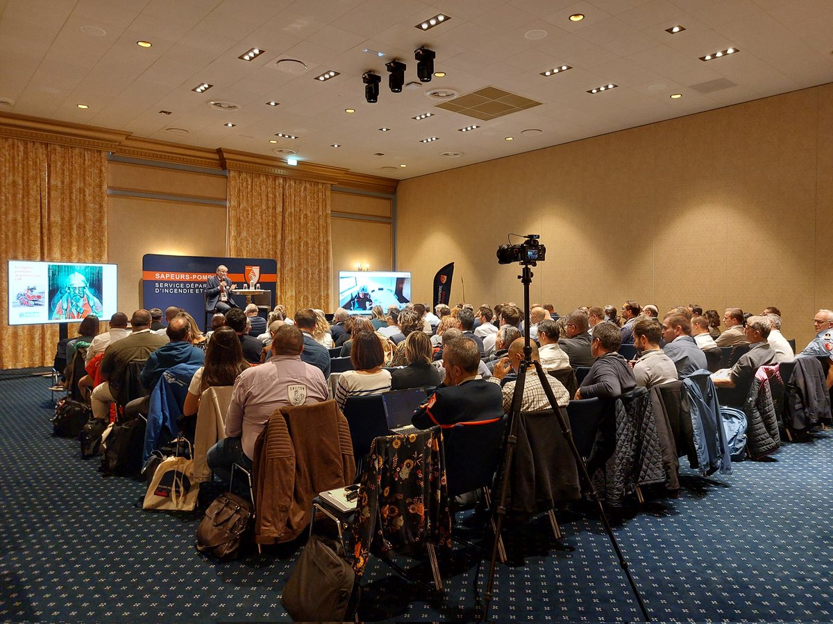 SDIS85's tweet photo. [25e rencontre des acteurs du pilotage et du contrôle de gestion en Vendée]
Conférence sur le décollage des SDIS à l'ère de l'#IA animée par Monsieur le préfet JASPERS expert IA et avec les interventions du Cgl DEREGNAUCOURT, DDSIS de l'Ain et M CASCIOLA directeur de l @ANSC_Fr https://t.co/ff2CK9iAAj