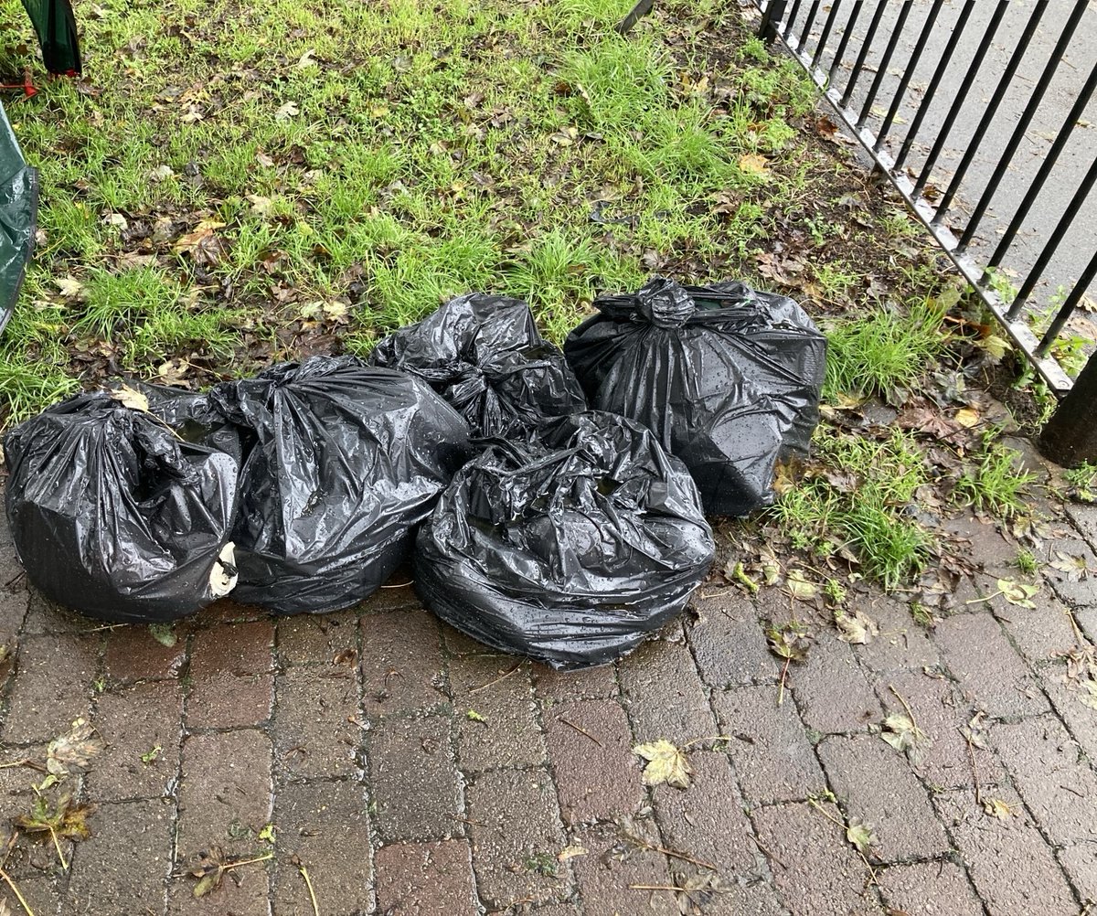 NET Officers came across a fly tip of household waste in a park in High Town. Photos were taken, a search of the bags was completed but no evidence found - on this occasion! Fly tipping will not be tolerated in Luton!
#waronwaste <a href="/lutoncouncil/">Luton Council</a>