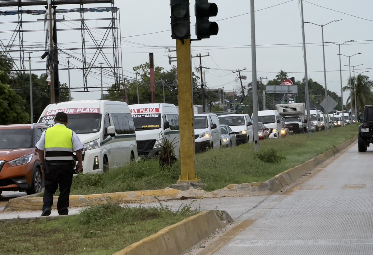 La Colosio es un estacionamiento entre Cumbres y el distiebuieodr vial del aeropuerto de #Cancún. Al menos una hora para llegar a la zona de universidades.