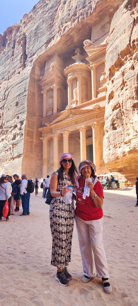 Petra 🇯🇴, capital nabatea y jna de las Siete Maravillas del Mundo Actual, lugar de paz y desde hace un año también de Paz al que dos valencianas dieron el mejor gusto,el de los fartons de <a href="/HorchateriaDolz/">Horchateria Dolz 💯🦇🦇</a> ! y vixca Valencia !