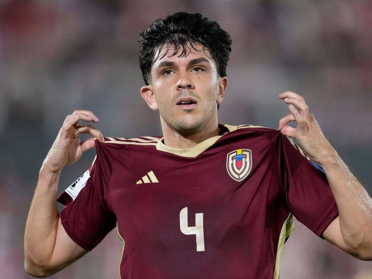 pixelsotes's tweet image. Anoche el Salo Goleador no pudo volar, pero el Búfalo Aramburu se estrenó en el marcador con una joya de contragolpe. Ahora a revertir los malos resultados, no hay otra. 
#aramburu #vinotinto #mano #menosfé #másconcentración #pixelsotes