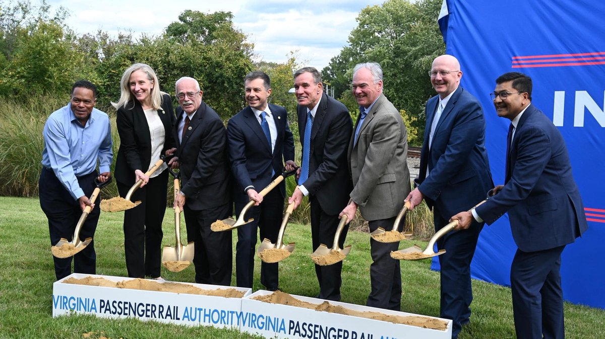vapassengerrail's tweet photo. Yesterday, we broke ground on the Long Bridge Project. The new two-track railroad bridge will connect Arlington, Virginia, with Washington, DC, allowing for the expansion of rail service to meet future demand. https://t.co/krQxqqrJJy