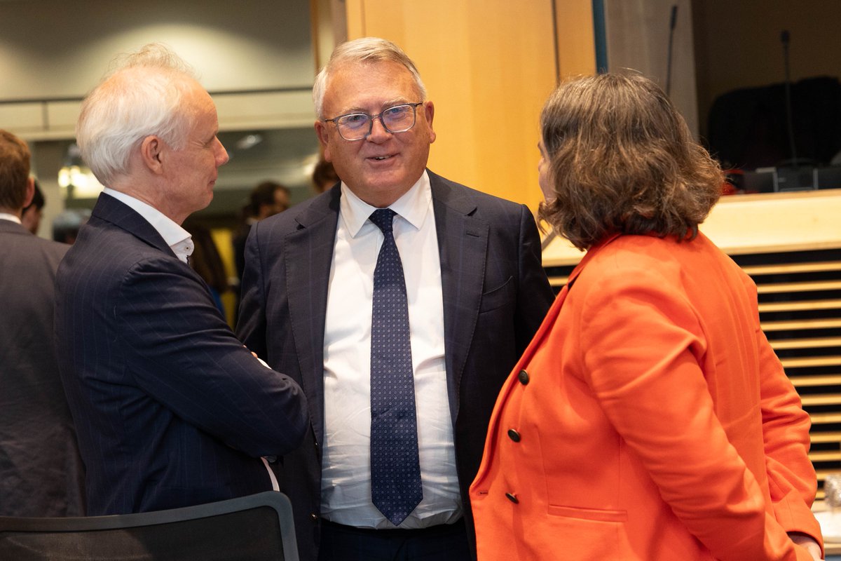 Today, as we discussed Draghi's ideas on how to couple competitiveness and quality jobs, I thanked social partners for our cooperation during my mandate. 

Social dialogue is at the heart of all the initiatives I've spearheaded. It remains key for the future of #SocialEurope.