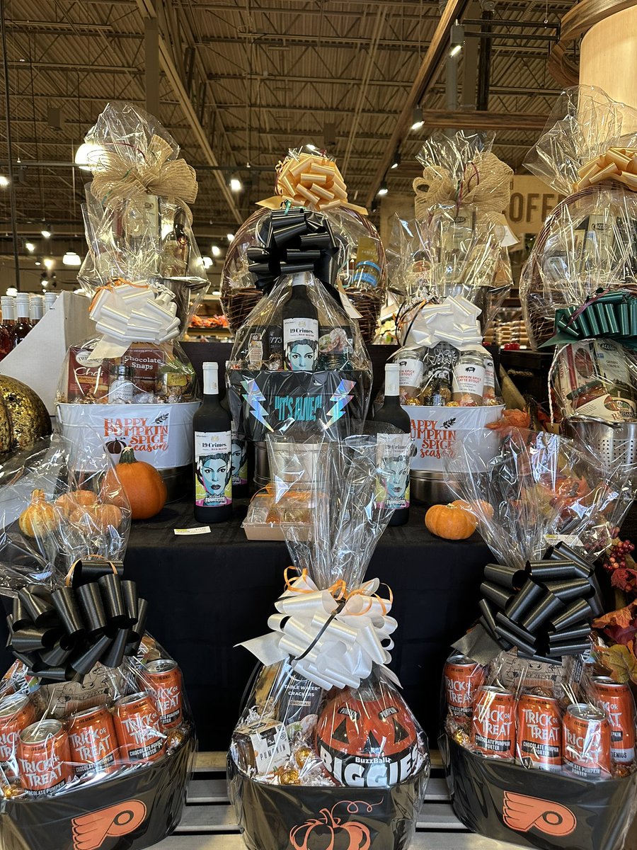 RastelliMarket's tweet photo. All of our baskets are handmade in-house with love 💚 Please give us a call at 856-334-8074 to order a custom gift basket, our associates would be happy to help you create the perfect gift for any occasion 🎁 https://t.co/IAHN2KgQLO
