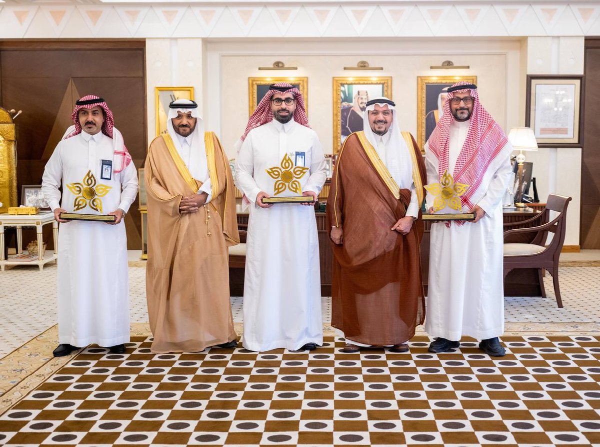 ClusterQassim's tweet photo. أكد سموه بأن هذا الإنجاز يعكس التطور الذي حققته المملكة في القطاع الصحي ويبرز قدرات الكوادر الطبية المتميزة في المنطقة. 

سمو #أمير_منطقة_القصيم يكرم الفائزين بجائزة التميز الدولي من مركز الأمير سلطان لطب وجراحة القلب، تقديراً لمشاركتهم في مبادرة "سيولة الدم" خلال مؤتمر الاتحاد العالمي للمستشفيات الذي أقيم في البرازيل لعام 2024.