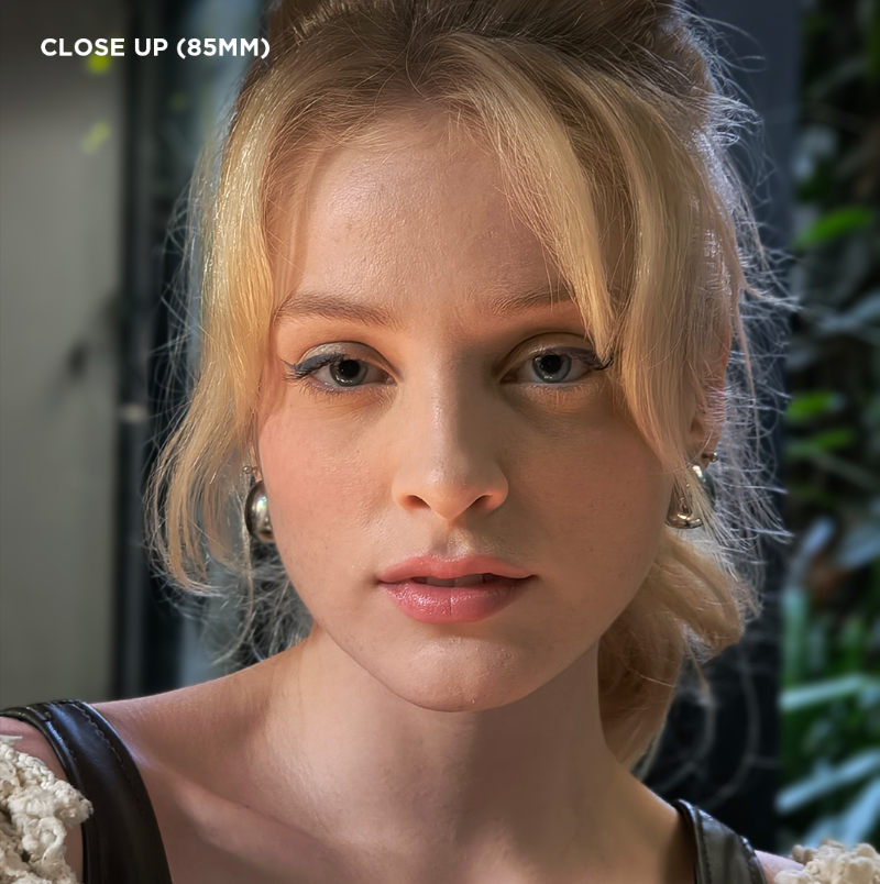Moto's tweet photo. Capturing art with art. 
Use any of the four different focal lengths to capture portrait masterpieces. #edge50neo. #hellosmARTphone