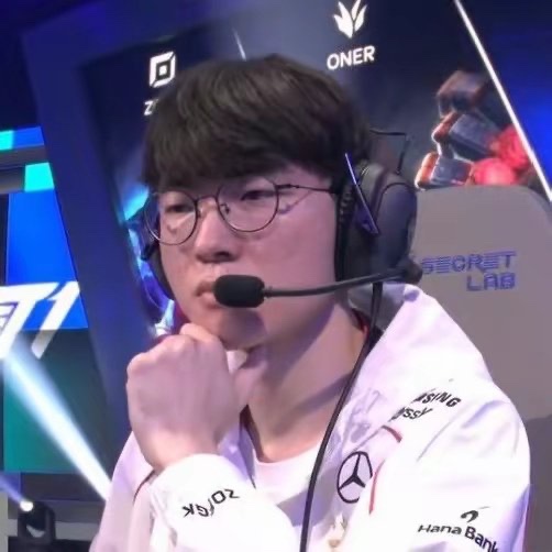 dksiwoo's tweet photo. one is actually thinking to the point where he could be the next aristotle and the other has elevator music constantly playing in his head https://t.co/xiW1Sbd8Wx