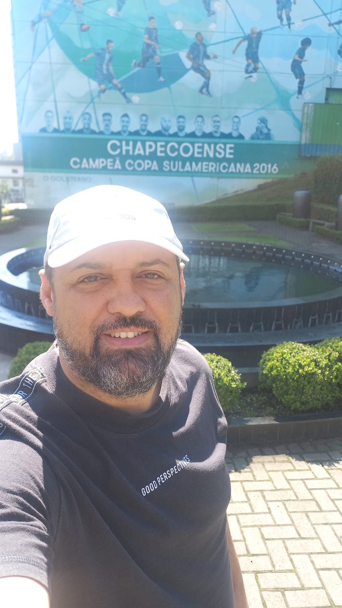 ofellipecamargo's tweet image. Muito bonito o Memorial na frente da Arena Condá.. Homenagem aos mortos do acidente aéreo de 2016.. O @deolhonopeixe abre o Preleção a partir das 19h e a bola rola às 20h.. Transmissão ao vivo aqui de Chapecó! #deolhonopeixe