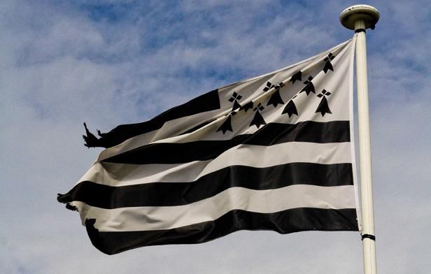 20minutesnantes's tweet photo. Nantes : La justice demande à la ville de retirer son drapeau breton https://t.co/T3gxQ3s8qb https://t.co/8SvOfhHQAe