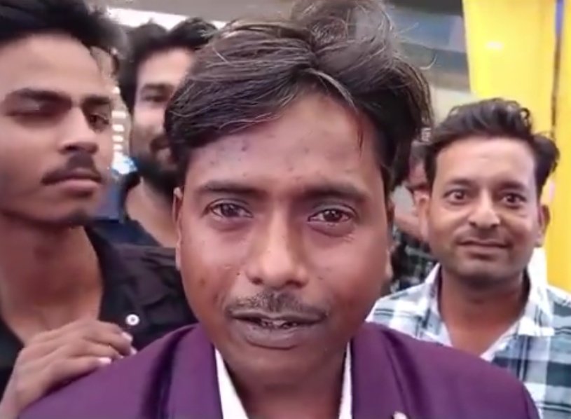JaikyYadav16's tweet photo. मध्य प्रदेश के शिवपुरी में एक चाय बेचने वाले मुरारी लाल कुशवाह ने एक Moped बाइक खरीदी, उन्होंने इसके लिए 

एक JCB बुक की 
एक बग्घी बुक की
एक DJ बुक किया

और एजेंसी पर पहुंचकर 20,000 रुपए जमा करके EMI पर Moped खरीद ली, 

इनका ये सब इंतज़ाम करने में 60,000 रुपए खर्च हो गया, हां आप एकदम सही सुन रहे हैं कि 

20 हज़ार रुपए जमा करके EMI पर Moped ली और उसके सेलिब्रेशन में 60 हज़ार रुपए खर्च कर दिए, तभी तो कहते हैं कि 

ज़िद और शौक़ के अंज़ाम नहीं देखे जाते हैं।