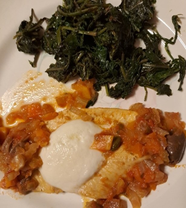 annamarylight's tweet photo. Buon #pranzo a tutti!👩🍳 Petto di #pollo cotto in padella con #soffritto di cipolla,sedano e carote,vino,aggiunta di capperi e olive,contorno di cicorietta ripassata in padella con aglio,olio e qualche #acciuga .Opzione: fetta di mozzarella
#Cucina
#CuochePerUnGiorno
#PiattoUnico https://t.co/pxelHUBPbQ