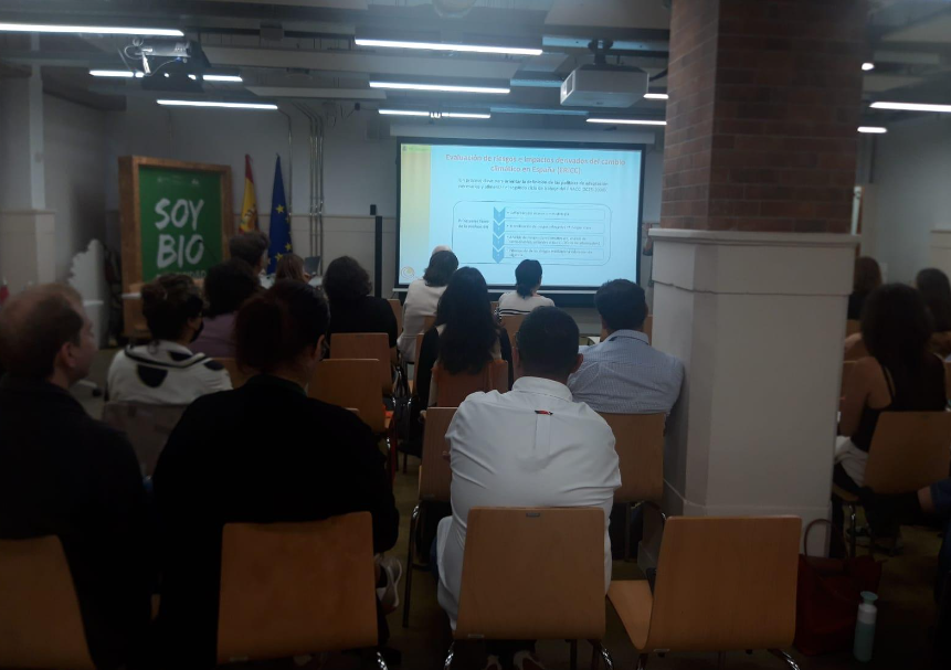 〰️ Ayer tuvimos la suerte de asistir al seminario #PNACC en la sede de la <a href="/FBiodiversidad/">Fundación Biodiversidad</a>. Un encuentro facilitado por <a href="/Altekio/">Altekio</a>.

〰️ Abordamos el tema de la vulnerabilidad social ante los impactos y riesgos derivados del cambio climático.