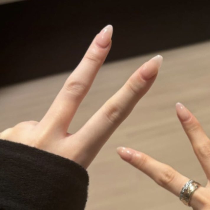Even her hands are so pretty 

#NARIN #MEOVV