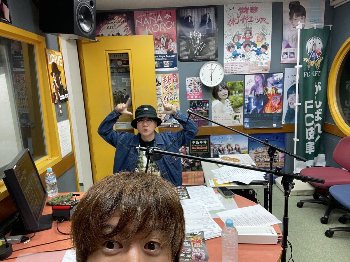 akuyamanaotaro's tweet photo. 聴いていただいた皆さん
ありがとうございました( ´ ▽ ` )ノ
久世さんと定期的に久しぶりに思い出す
悪山フェイスで記念撮影!
そして念願のギフレンド認定されました!
これで今後は気軽に出られる(はず)
#fmgifu
#pixierouge https://t.co/9wGKtXzXEB