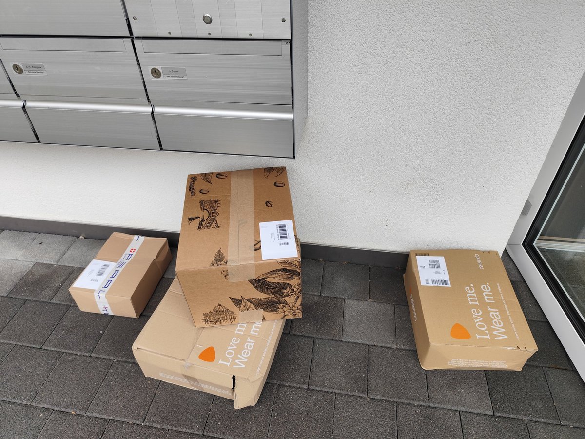 Cosimo_79's tweet photo. @swisspost 
Kompliment Schweizer Post... Pakete werden einfach draussen gelassen und beschädigt (siehe Zalando Paket mitte) Geklingelt hat NIEMAND und ich habe KEINE Deponierung Erlaubnis gegeben! https://t.co/XzGN8i6xr4