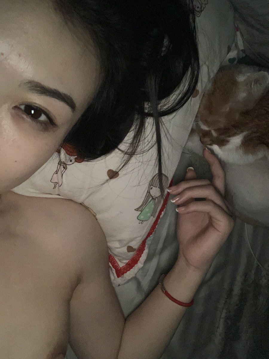 哈哈哈这算爆照吧～男朋友说这是两只喜欢偷腥的猫～

最近身体不舒服，晚上带男朋友去小姨家，她说给我煲中药，喝得我性欲旺盛。。

小菜狗也很有病，操我的时候录小穴的视频，还拿我的手机发给前男友、舍友、学弟、游戏小徒弟、绿主大叔，最近一年操过我的好像就学长他没发。。

（亮点找到了吗？） https://t.co/Q3hEFX72Bo