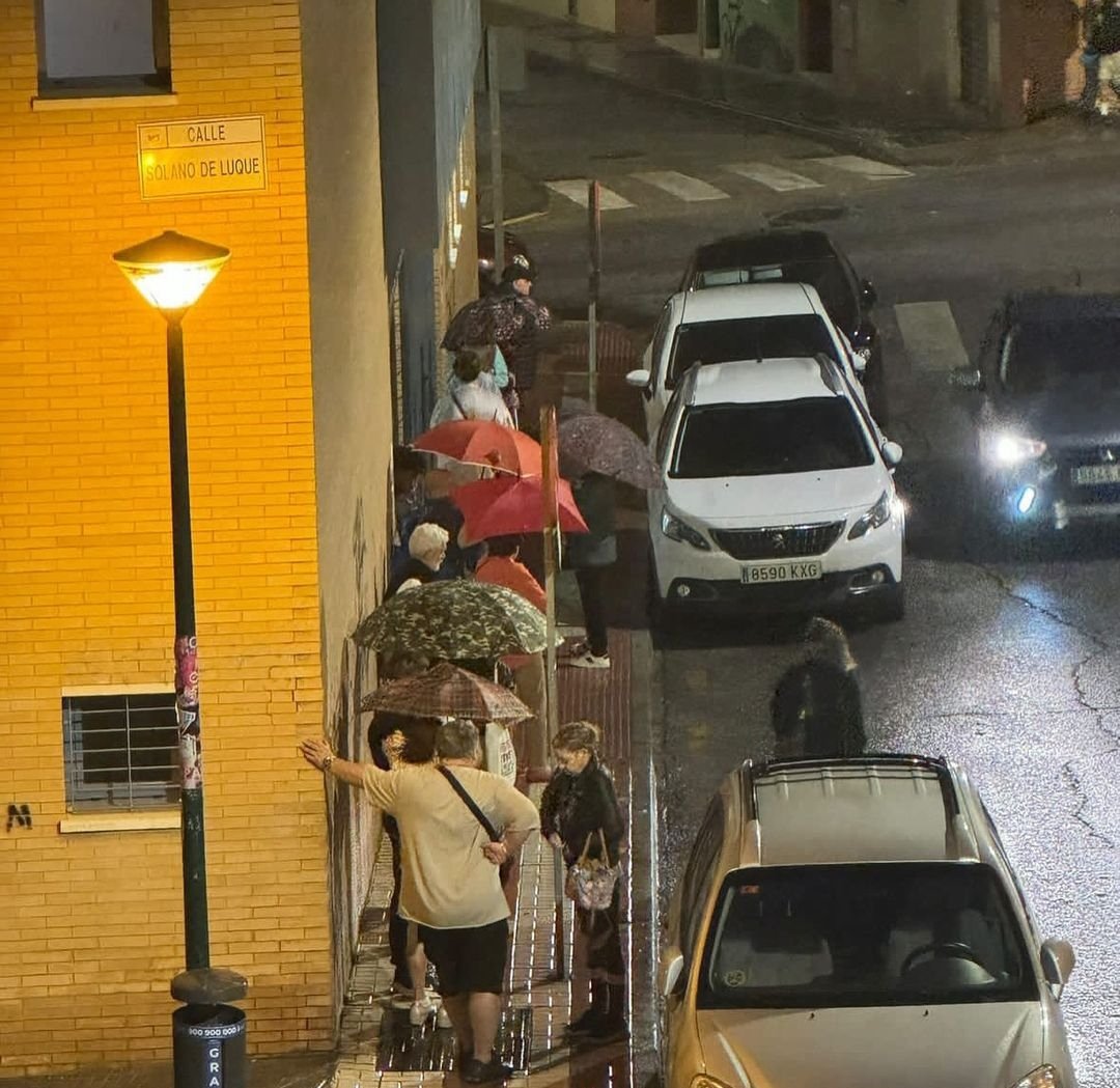 Miren <a href="/JuanMa_Moreno/">Juanma Moreno</a> y <a href="/pacodelatorrep/">Paco de la Torre</a>:

Eran las 7.57h y la gente hacía cola bajo la lluvia para sacar entradas para la despedida de Rafa.

Perdón, me informan que es un Centro de Salud en el centro de #Málaga y la cola es porque es imposible conseguir cita.

Nada importante.