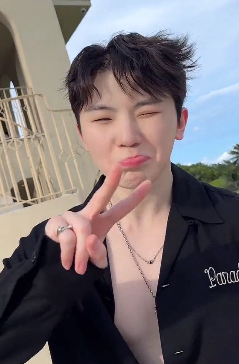 lunehoon's tweet photo. SIR WHY R U SO CUTE BUT YOUR CLOTHES https://t.co/QZI0oWdbW3