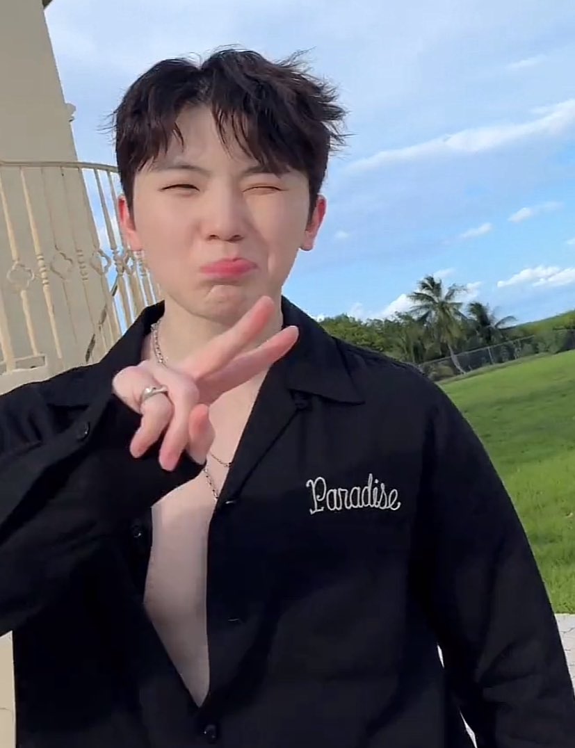 lunehoon's tweet photo. SIR WHY R U SO CUTE BUT YOUR CLOTHES https://t.co/QZI0oWdbW3