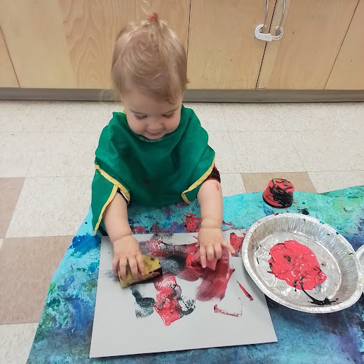 KeyworthELC's tweet photo. Sensory play supports self-regulation skills and helps children explore concepts like cause and effect! Sensory play is very popular in our toddler room right now. #sensoryplay #earlylearning https://t.co/XHnP5xgScW