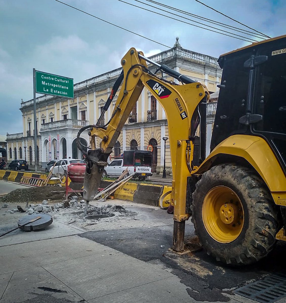EPAESP's tweet photo. #BuenosDías mitigando la presencia de inundaciones y garantizando el buen funcionamiento de la red de alcantarillado en Armenia, realizamos un importante mantenimiento preventivo en el sector de La Antigua Estación. https://t.co/UVogPrCuce. Trabajamos para brindarte calidad. 👷🏽✅ https://t.co/iqvL9zCfKY