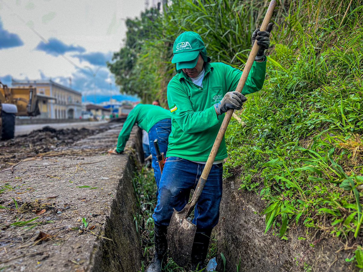 EPAESP's tweet photo. #BuenosDías mitigando la presencia de inundaciones y garantizando el buen funcionamiento de la red de alcantarillado en Armenia, realizamos un importante mantenimiento preventivo en el sector de La Antigua Estación. https://t.co/UVogPrCuce. Trabajamos para brindarte calidad. 👷🏽✅ https://t.co/iqvL9zCfKY