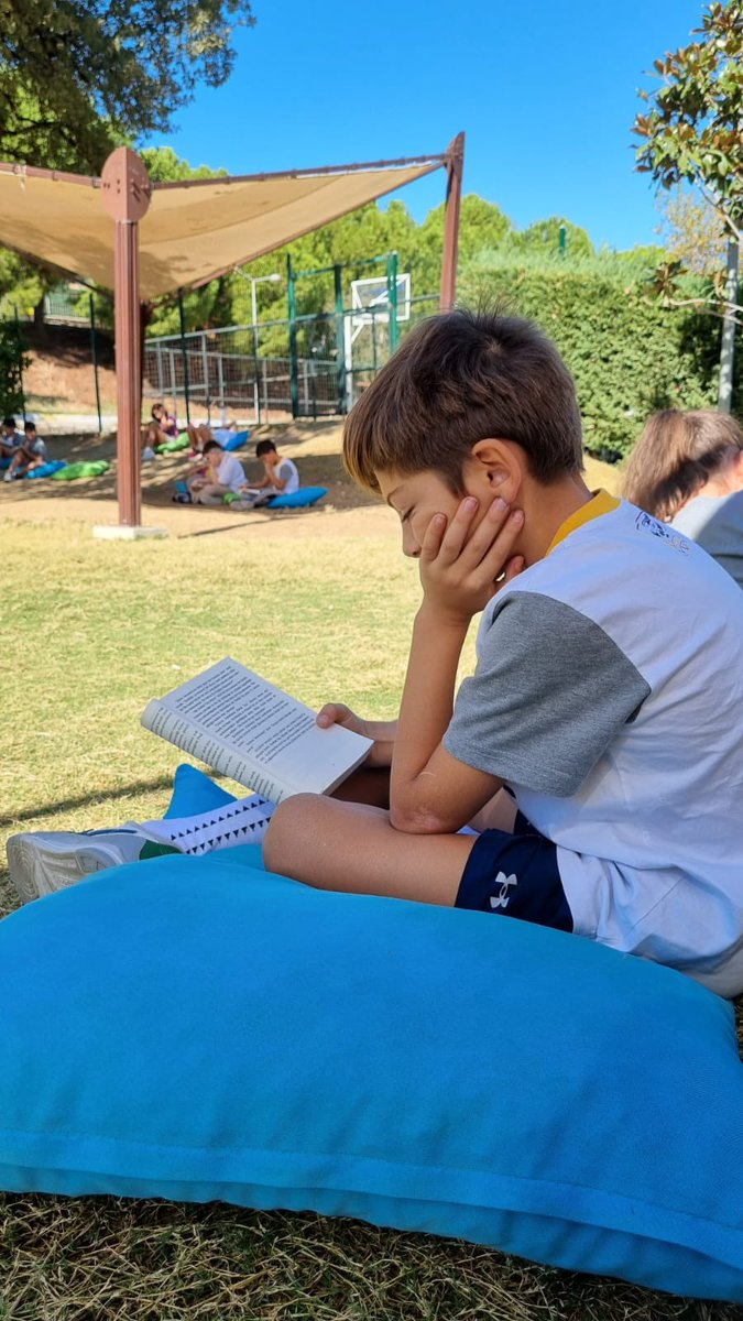 UONarlidere's tweet photo. #KitapBenim okuma etkinliğimiz okulumuzun bahçesinde gerçekleştirildi. 5.sınıf öğrencilerimiz açık havada kitap okumanın keyfini çıkardı. 
#uğurluolmak💜 https://t.co/eS6A9BNSoD
